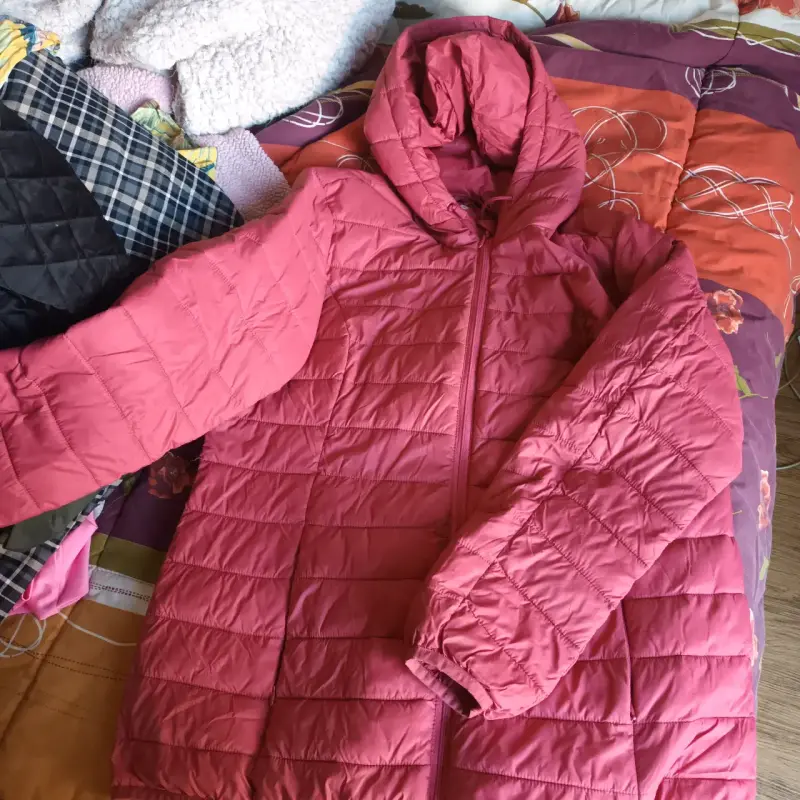Chaqueta acolchada rosada con capucha