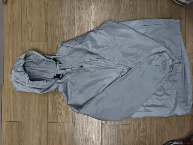 Chaqueta cortaviento gris con capucha - 1
