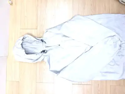 Chaqueta cortaviento gris con capucha - miniatura 2