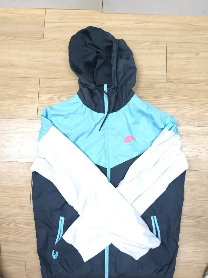 Cortaviento Nike azul y blanco con capucha - 1
