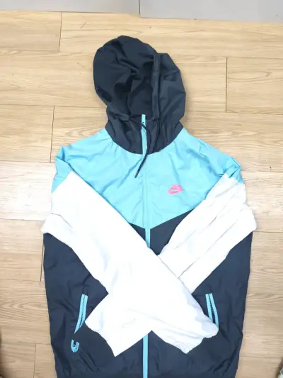 Cortaviento Nike azul y blanco con capucha - miniatura 1