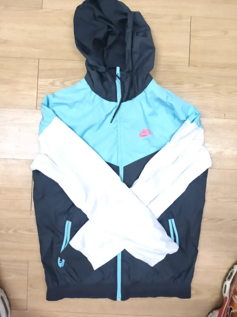 Cortaviento Nike azul y blanco con capucha - 2