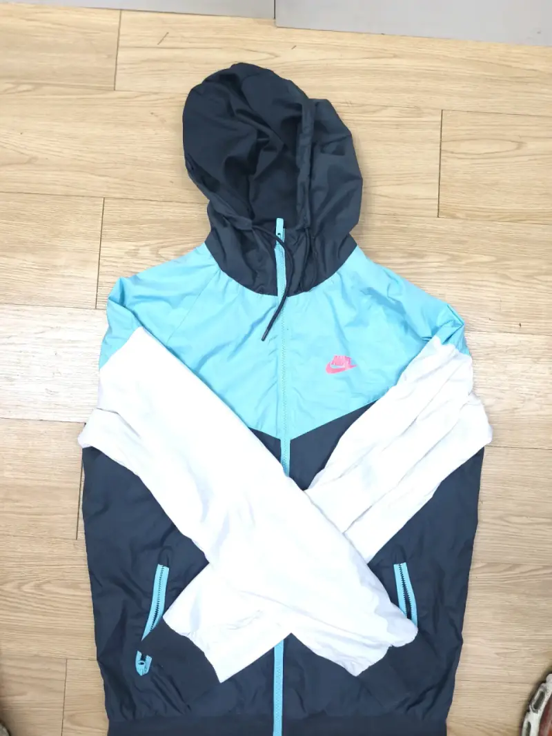 Cortaviento Nike azul y blanco con capucha - 3