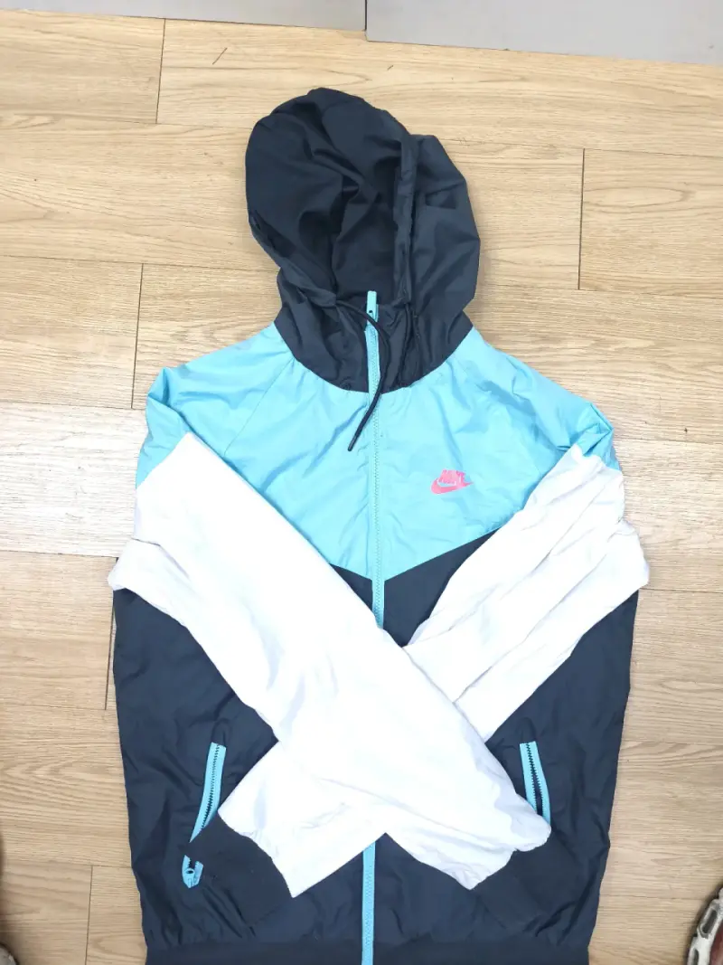 Cortaviento Nike azul y blanco con capucha - 4