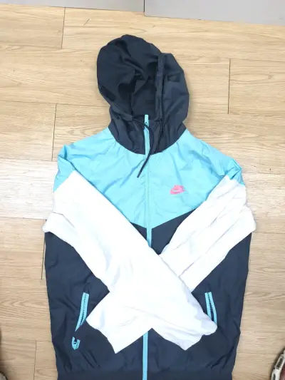 Cortaviento Nike azul y blanco con capucha - miniatura 4