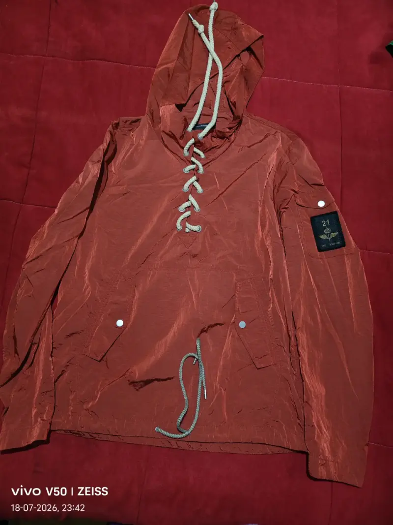 Anorak rojo con capucha y cordones decorativos
