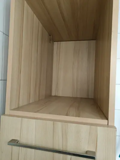 Mueble de cocina de madera con estante - miniatura 1