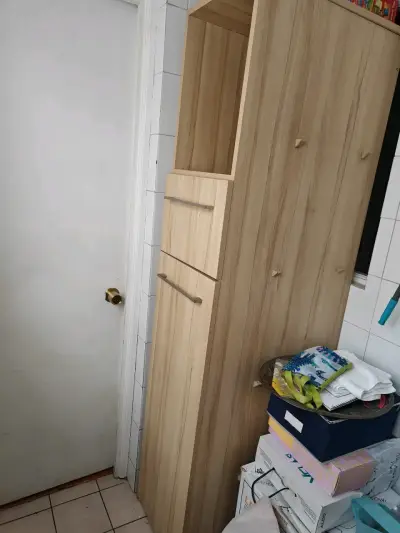 Mueble de cocina de madera con estante - miniatura 2