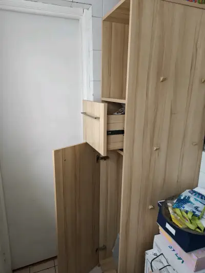 Mueble de cocina de madera con estante - miniatura 4