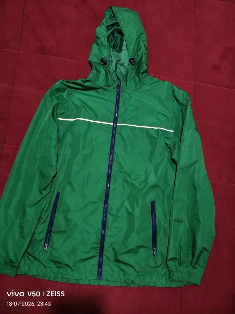 Chaqueta cortaviento verde con capucha