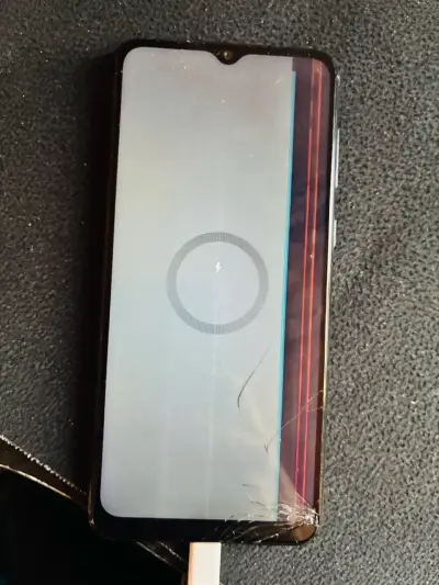 Teléfono móvil con pantalla dañada para repuestos - miniatura 1