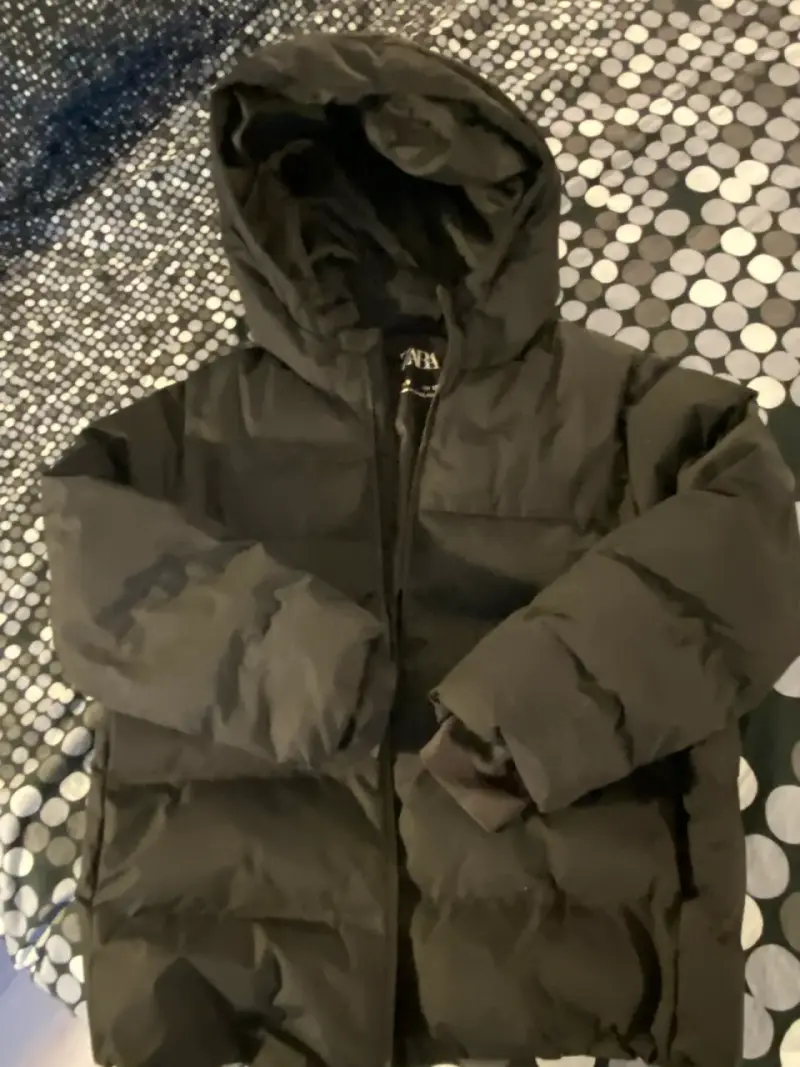 Chaqueta acolchada negra con capucha - 1