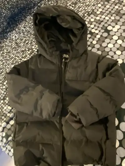 Chaqueta acolchada negra con capucha - miniatura 1