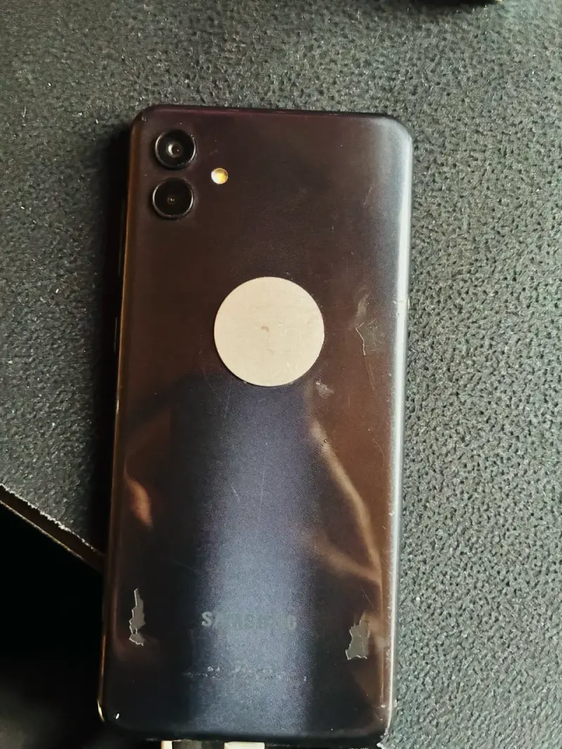 Teléfono móvil con pantalla dañada para repuestos - 2