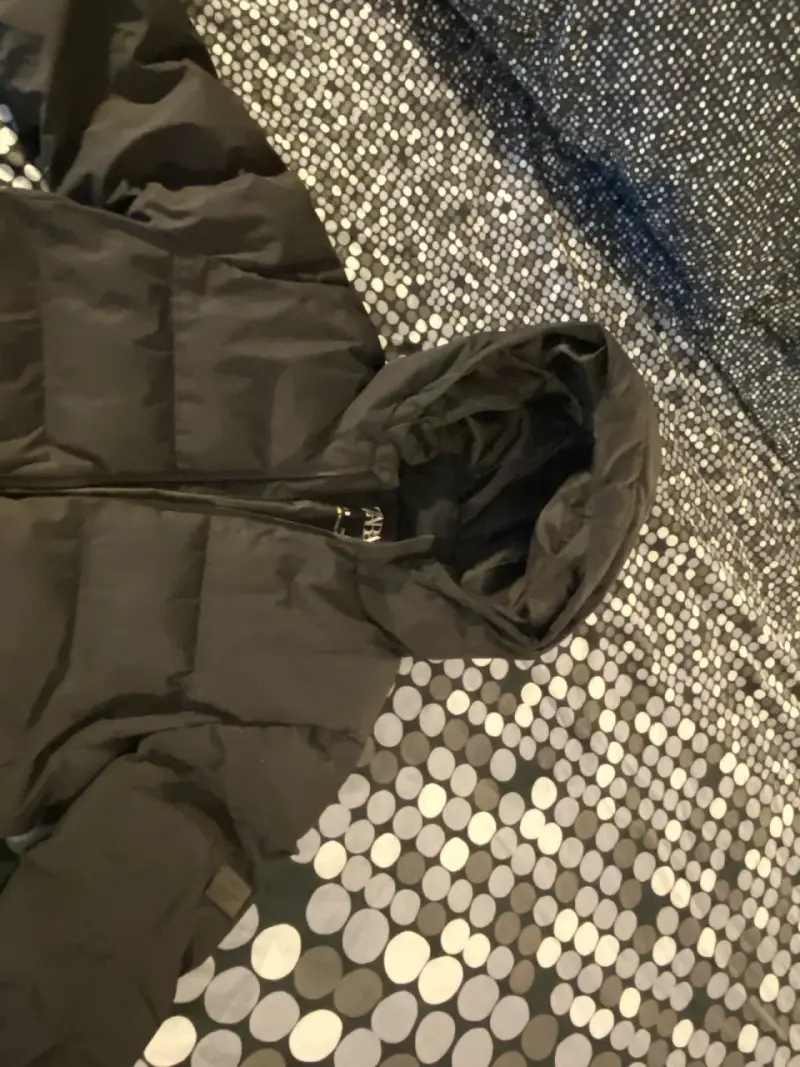 Chaqueta acolchada negra con capucha - 2