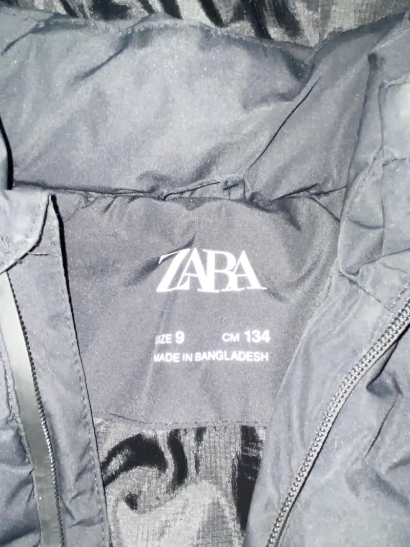 Chaqueta acolchada negra con capucha - 3