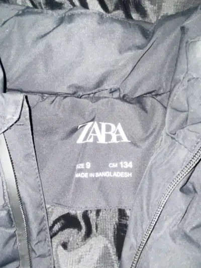 Chaqueta acolchada negra con capucha - miniatura 3
