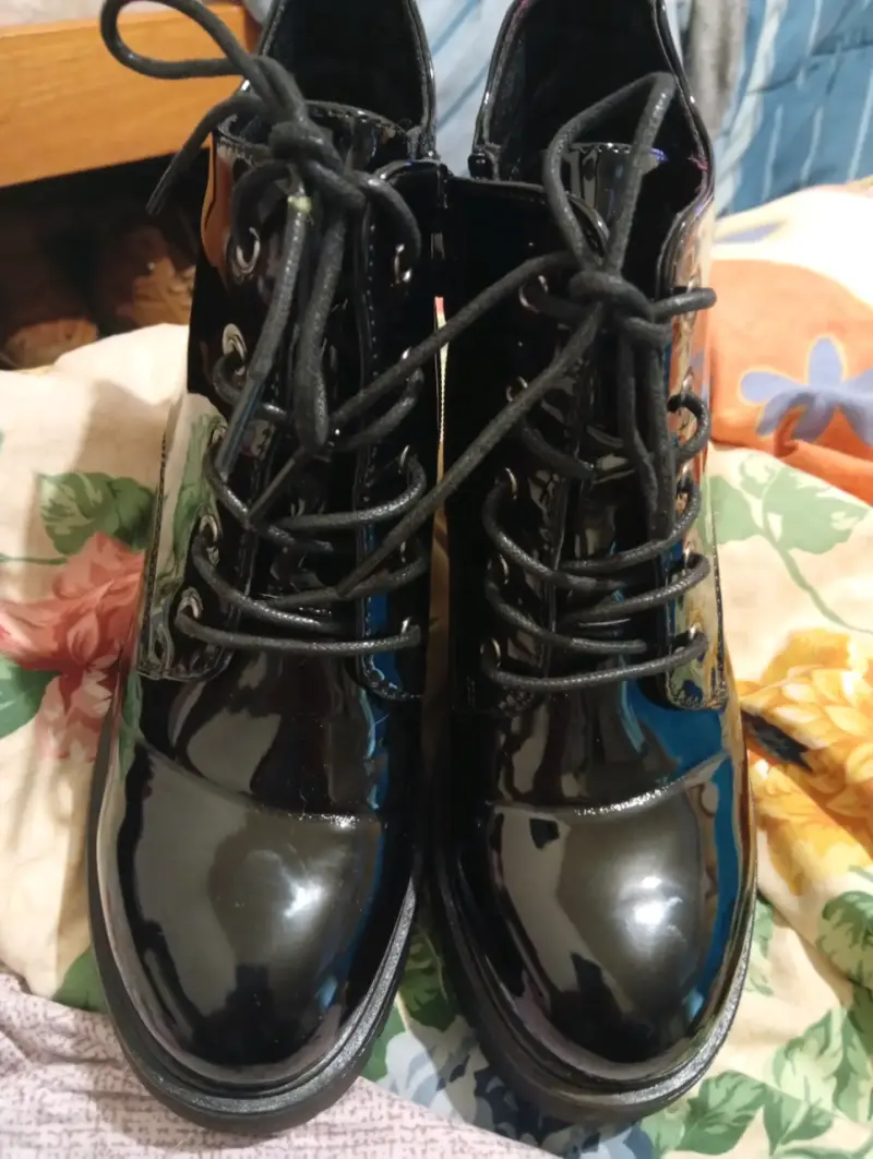Botines de charol negro con cordones - 1