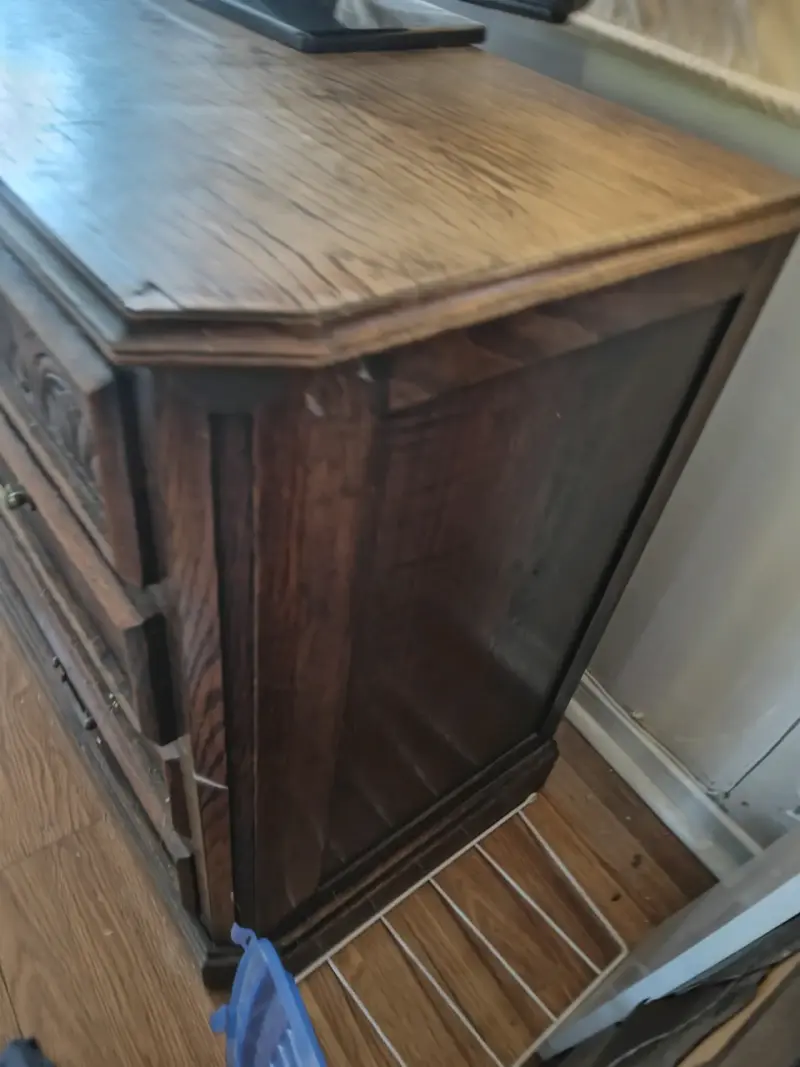 Mueble de madera con puertas de vidrio