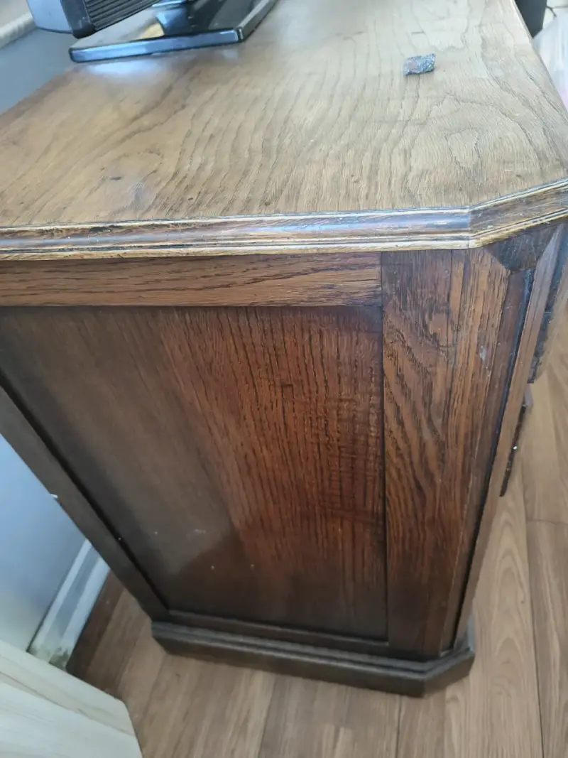 Mueble de madera con puertas de vidrio - 2