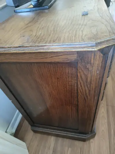 Mueble de madera con puertas de vidrio - miniatura 2