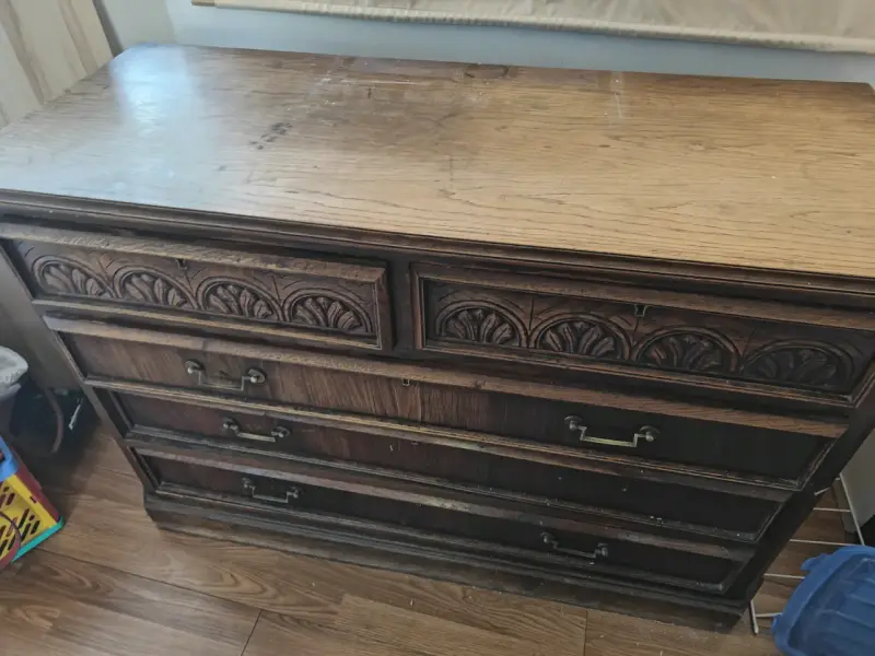 Mueble de madera con puertas de vidrio - 4
