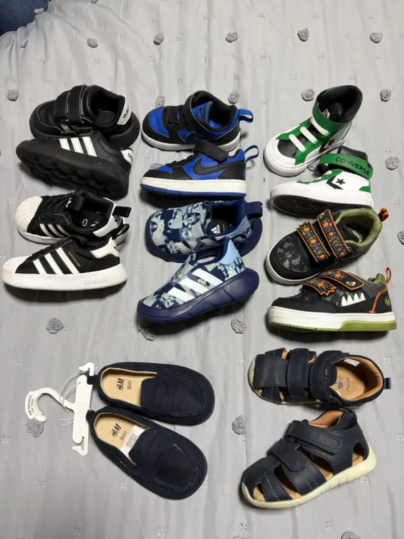Lote de zapatillas y sandalias para niños