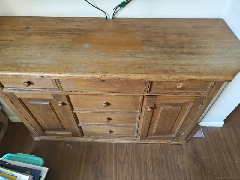 Aparador de madera con cajones y puertas