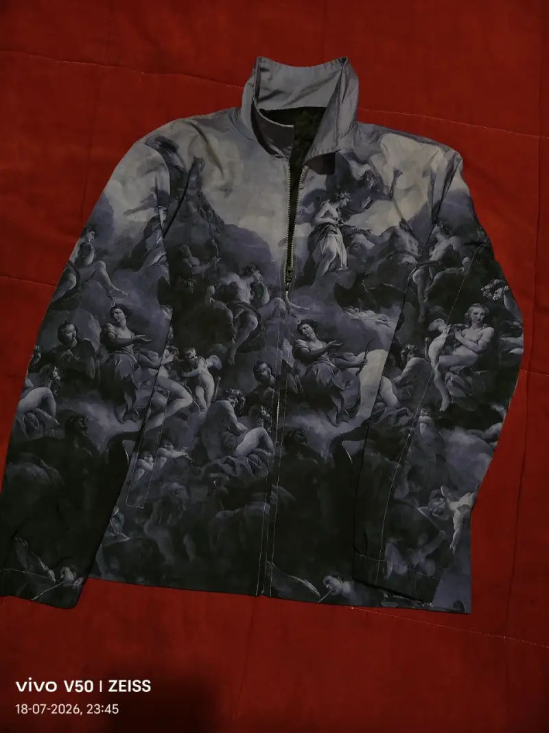 Chaqueta con diseño artístico en tonos oscuros