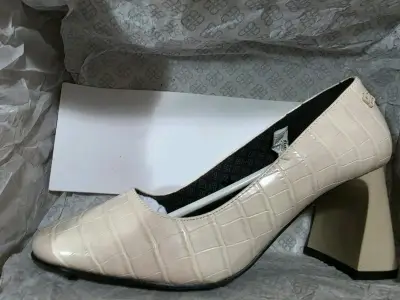 Zapatos de tacón beige con diseño de cocodrilo - miniatura 1