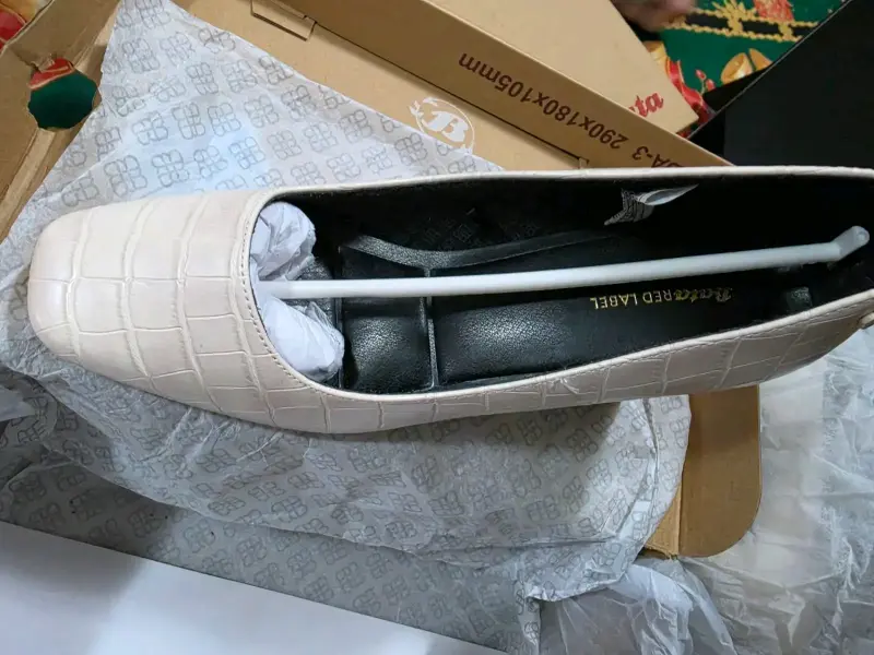Zapatos de tacón beige con diseño de cocodrilo - 2