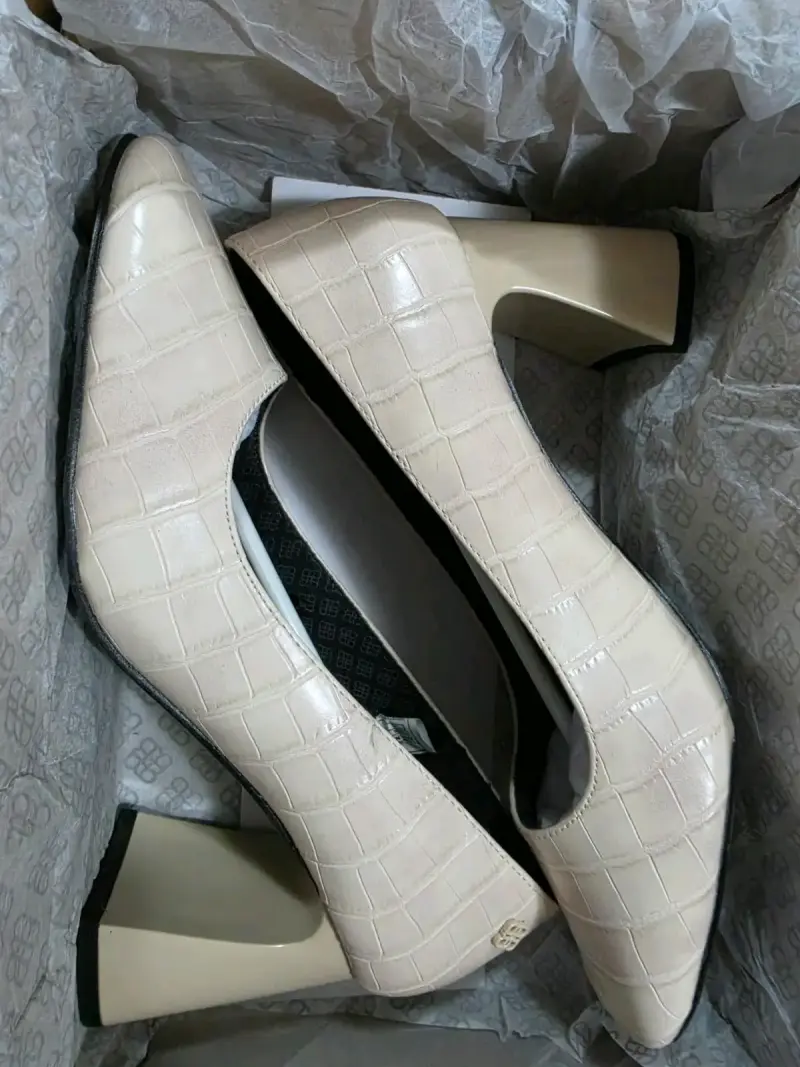 Zapatos de tacón beige con diseño de cocodrilo - 3