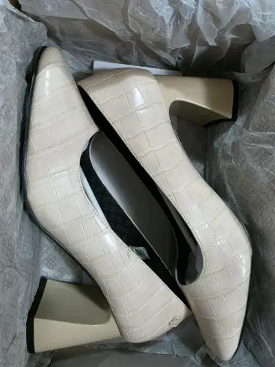 Zapatos de tacón beige con diseño de cocodrilo - miniatura 3