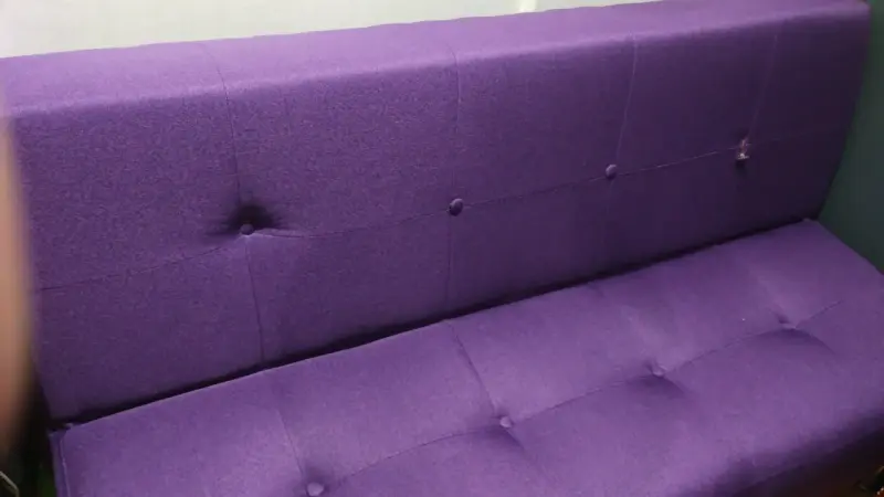 Sofá cama morado moderno y cómodo - 1