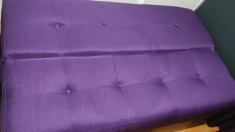 Sofá cama morado moderno y cómodo - 2