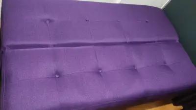 Sofá cama morado moderno y cómodo - miniatura 2