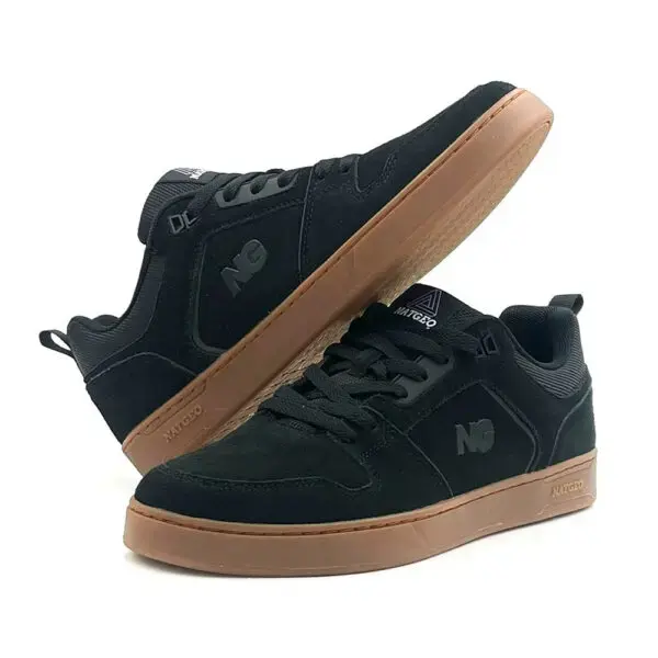 Zapatillas deportivas negras NG con suela marrón