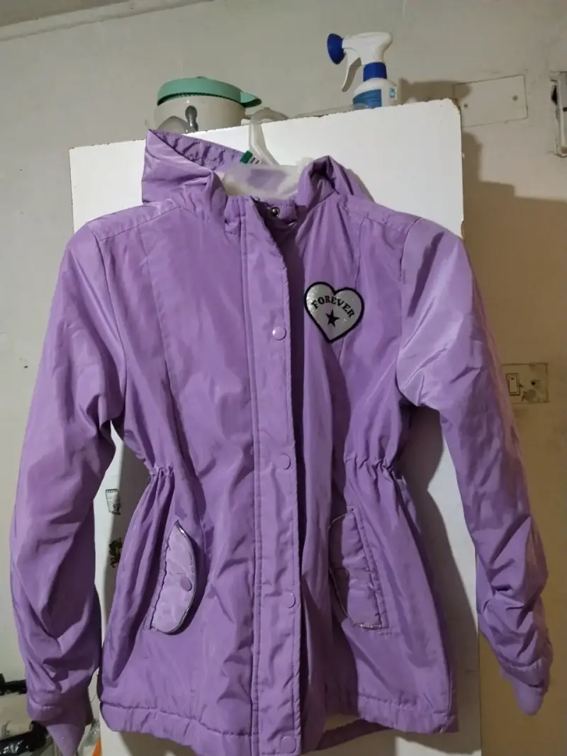 Chaqueta morada para mujer con capucha
