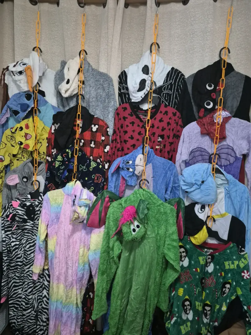 Lote de pijamas y disfraces para adultos y niños - 1