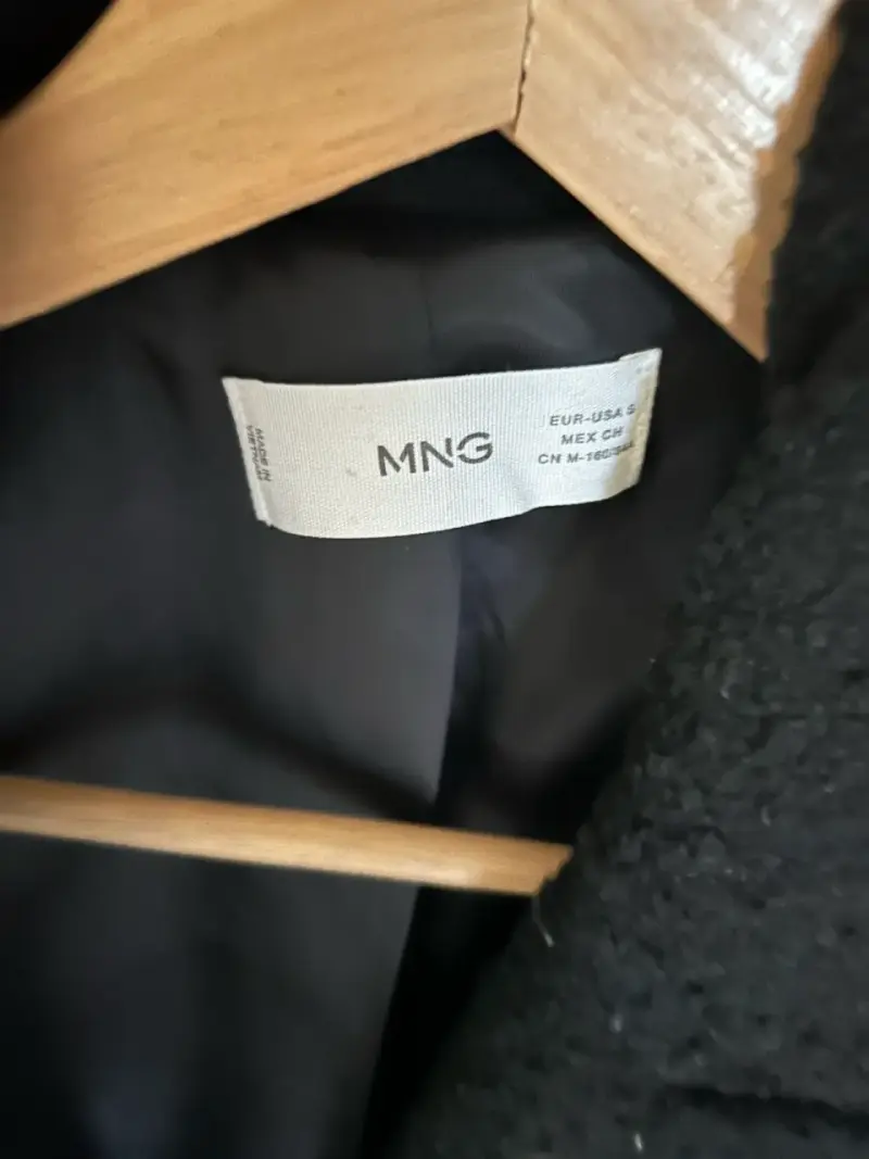 Abrigo negro de lana con botones decorativos - 2