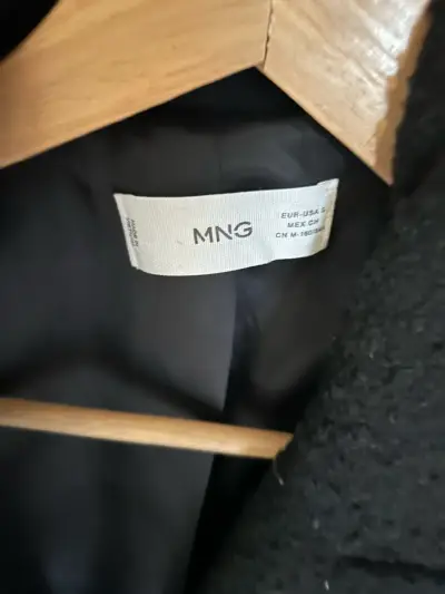 Abrigo negro de lana con botones decorativos - miniatura 2