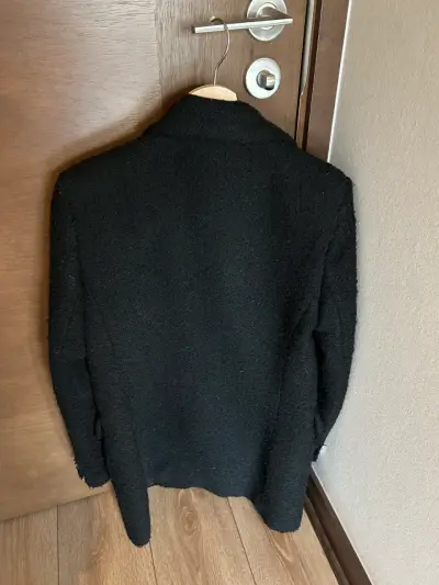 Abrigo negro de lana con botones decorativos - miniatura 3