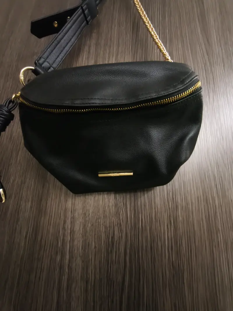 Riñonera negra de ecocuero con cadena dorada gacel - 1