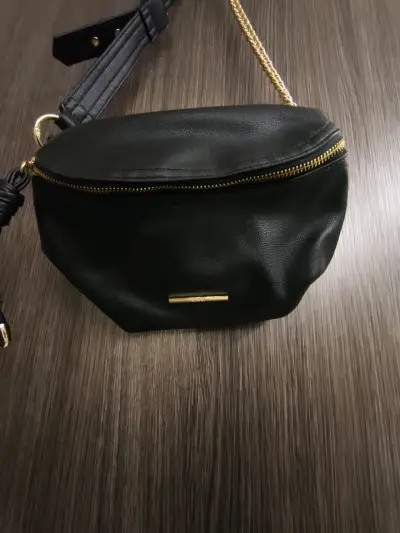 Riñonera negra de ecocuero con cadena dorada gacel - miniatura 1