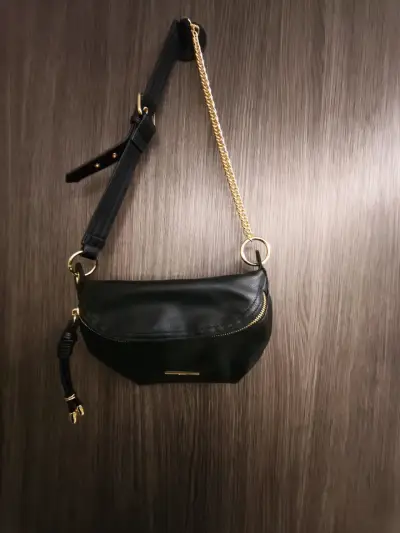 Riñonera negra de ecocuero con cadena dorada gacel - miniatura 2
