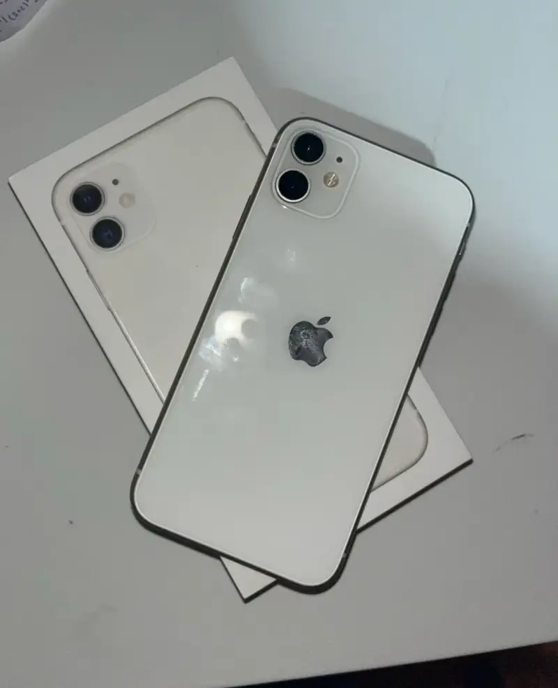 iPhone 11 blanco en buen estado - 1