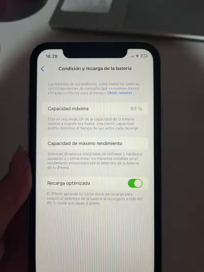 iPhone 11 blanco en buen estado - miniatura 2
