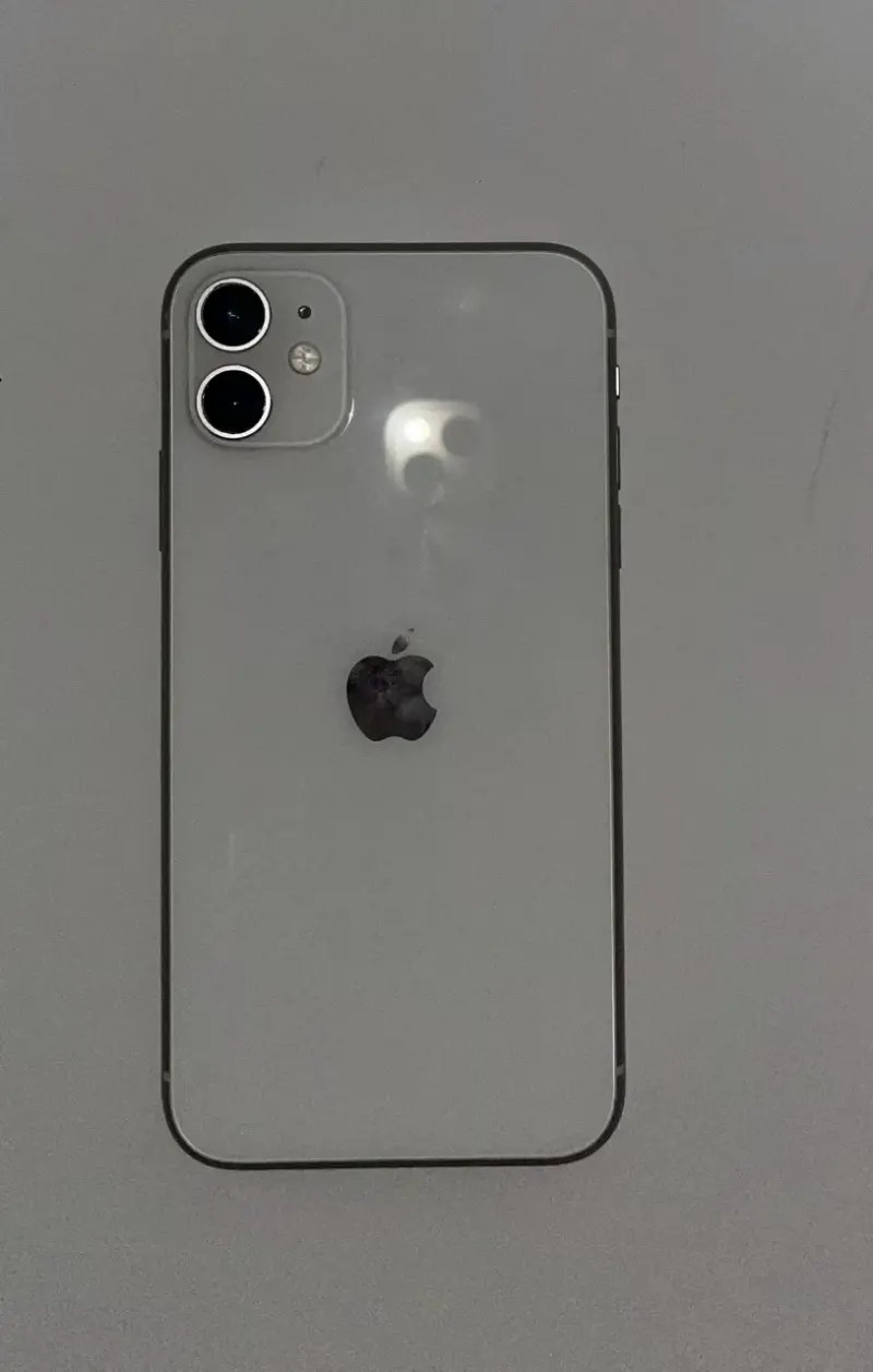 iPhone 11 blanco en buen estado - 4