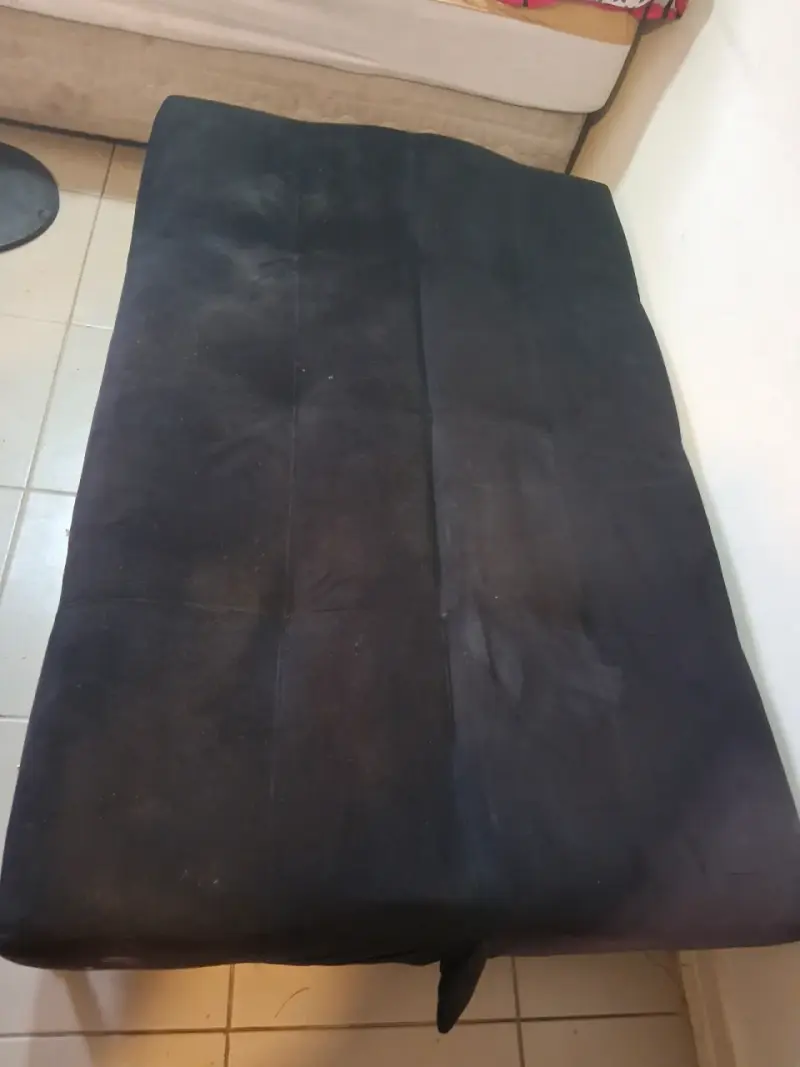 Sofá cama plegable negro en buen estado - 1