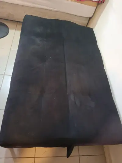 Sofá cama plegable negro en buen estado - miniatura 1